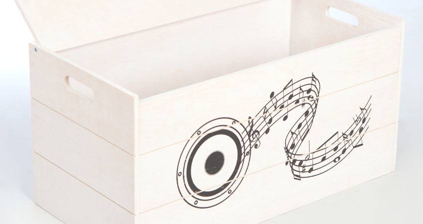 Caja de madera serigrafiada