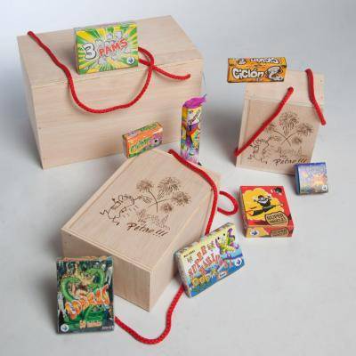 Exposición de cajas de madera para petardos